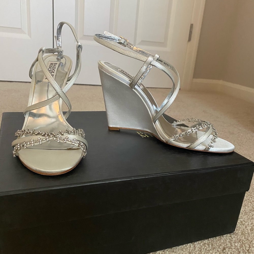 New in Box White Satin Badgley Mischka Bonanza